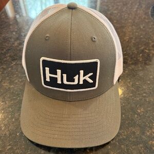 HUK CLASSIC LOGO TRUCKER HAT